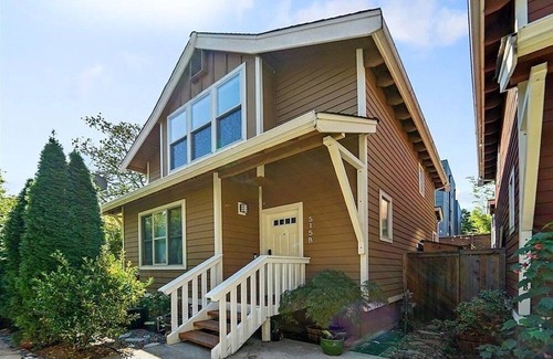 Judkins Park House | Modern Cabin Style + Deck, Central District!