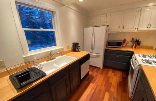 Sugar Hill Cabin | New! Toad Hill Hideaway Mountainside Cabin