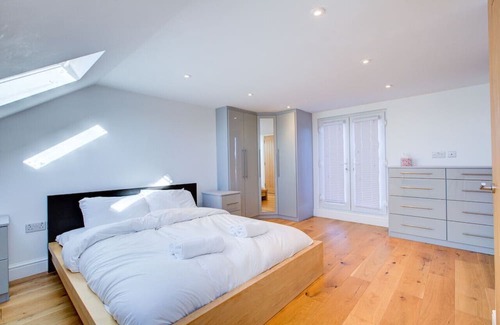 Havering House | Tranquil Stay 5BR House in Romford w/ Free Parking