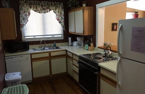 East Flat Rock Cottage | The Periwinkle Cottage 3 bedroom 3 bathroom Sleeps 6 Located in Flat Rock, NC