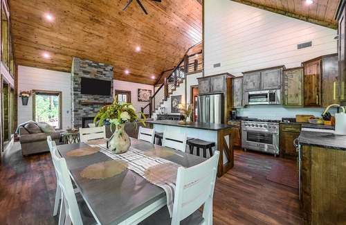 Broken Bow Cabin | NEW! RIVERFRONT-DIRECT ACCESS TO WATER-PIER & GRAVEL ROAD MOUNTAIN FORK LANDING