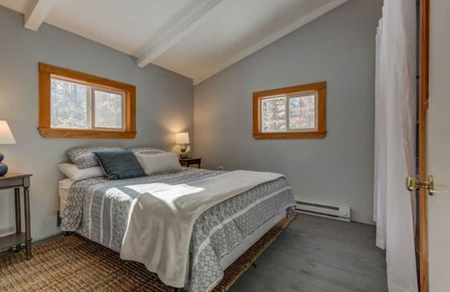 Conway Cottage | Rustic Pet Friendly Cottage w/Private Beach Access
