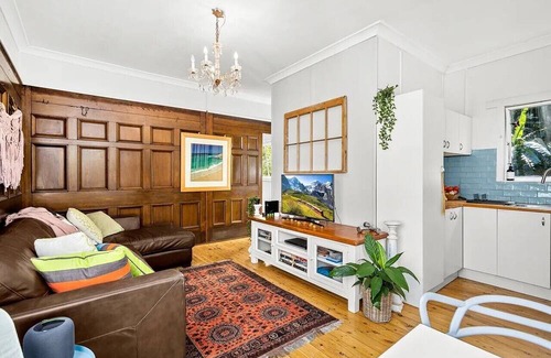 Bundeena Cottage | Stylish cottage with pool 2 minute walk to the beach.