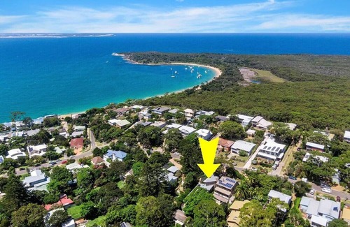 Bundeena Cottage | Stylish cottage with pool 2 minute walk to the beach.