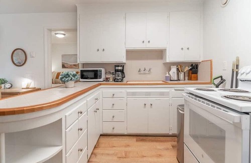 Alki Apartment | Cozy 1-BR Seaside Apt near Aki Beach