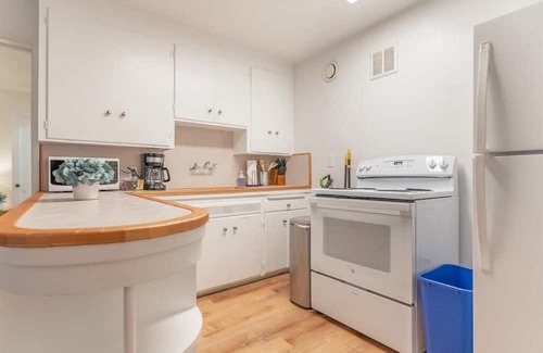 Alki Apartment | Cozy 1-BR Seaside Apt near Aki Beach