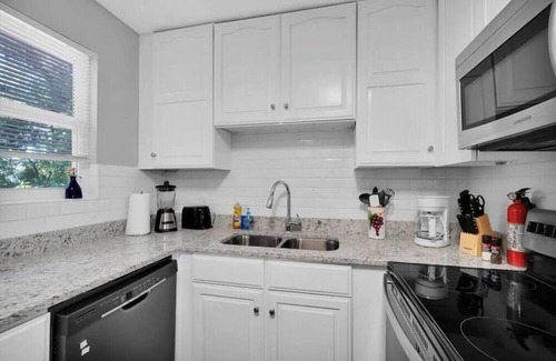 Orange Park House | Comfy Cabin Sleeps 10
