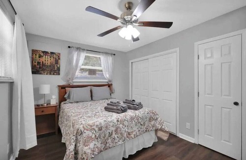 Orange Park House | Comfy Cabin Sleeps 10