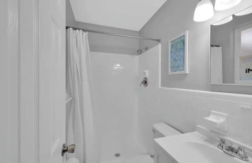 Orange Park House | Comfy Cabin Sleeps 10