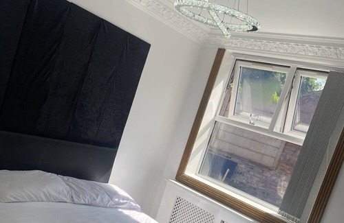 Wolverhampton Apartment | Beautiful 1-Bed Apartment in Wolverhampton