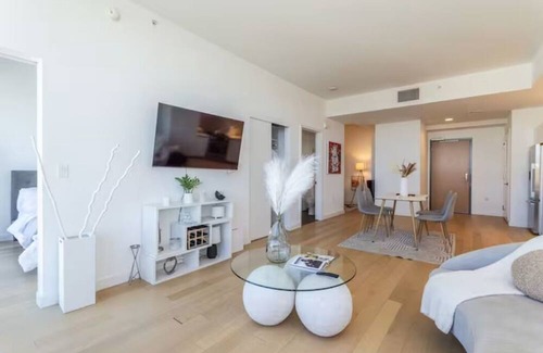 Woodbury Apartment | 2-Bed Elegance: Downtown LA’s Skyline Suite