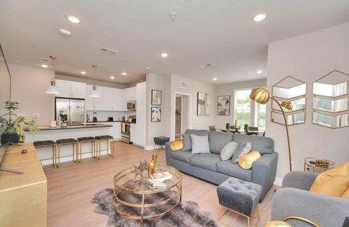 Clear Lake Shores Apartment | The Golden Treasure near Kemah Boardwalk and NASA