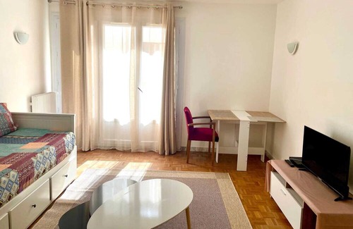 Suresnes Apartment | Homerez - Beautiful studio for 2 ppl. at Suresnes