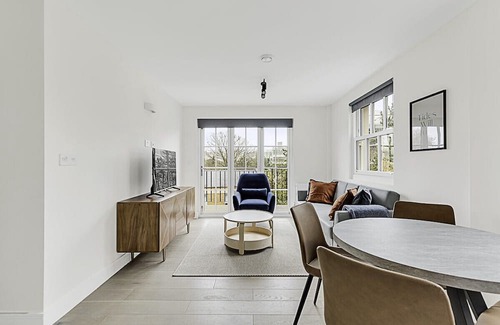 Turnham Green Apartment | Chiswick Gem: 2 Bedroom Flat