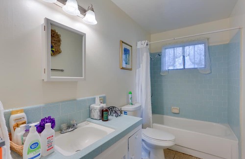 Downtown Apartment | Centrally Located Apt ~ Half-Mi to UCSF Fresno!