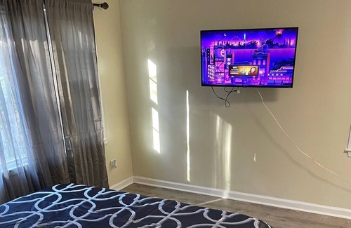 Sans Souci House | Private 3-bedroom home. Fully fenced in yard, 7 mins. from Downtown.