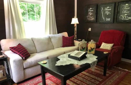 Pleasant Shade Cottage | Chef's Kitchen at Cartwright Century Farm Cottage