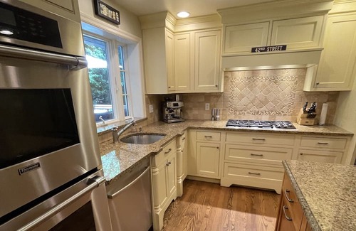 Westport House | Pool heaven 5 minutes away from the beach! Bring the whole family: pet friendly!