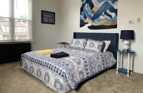 Ross Township Apartment | 12 minutes to downtown Pittsburgh! Cozy 2-bedroom in a quiet neighborhood
