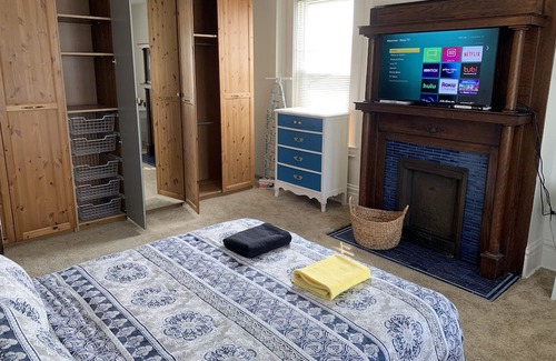 Ross Township Apartment | 12 minutes to downtown Pittsburgh! Cozy 2-bedroom in a quiet neighborhood