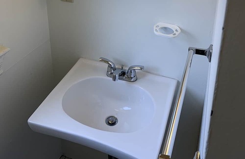 Ross Township Apartment | 12 minutes to downtown Pittsburgh! Cozy 2-bedroom in a quiet neighborhood