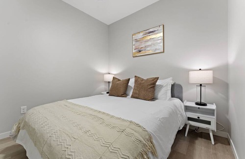 St. Anthony West Apartment | 2BR with Gym, Rooftop & Free Street Parking by UMN, Pet Friendly