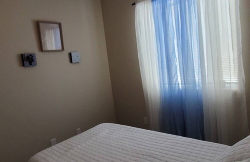 Bakersfield House | Cute home that is 6 miles away from KMC and close to other shopping centers