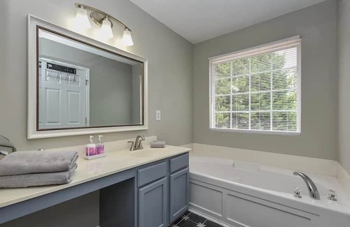 Apex House | Spacious 3BR Duplex in Apex