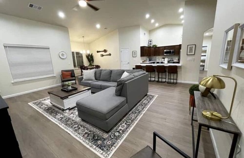 Fresno House | Fresno House Spacious 4:2 King Suite 2 Car Garage!