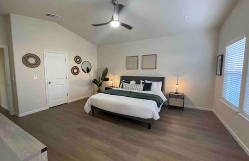 Fresno House | Fresno House Spacious 4:2 King Suite 2 Car Garage!