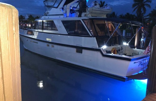 Midtown Boat Rental | 1983 65 foot Hatteras Motor Yacht