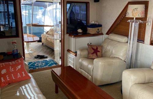 Midtown Boat Rental | 1983 65 foot Hatteras Motor Yacht