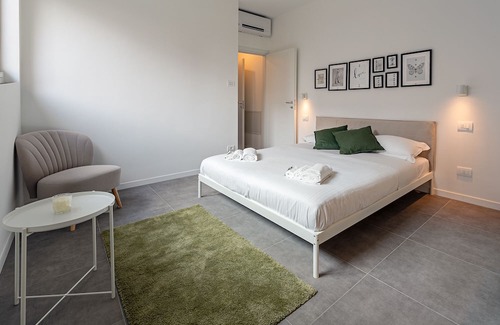 Villa San Giovanni Apartment | [1 min walk from Metro M1] The Modern Suites