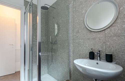 Villa San Giovanni Apartment | [1 min walk from Metro M1] The Modern Suites