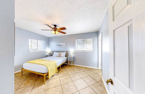 Aransas Pass House | Sunny home with screened-in patio, enclosed yard, W/D, & AC - snowbird-friendly