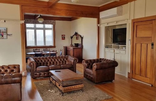 Frankton House | Hosts on the Coast - Stunning Hamilton Lake Views