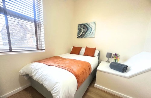 Greenwich West Apartment | Chic 2-Bed Flat Private Garden SE13