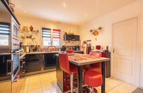 Saujon House | Holiday Home 'Maison Proche De Royan' with Private Terrace, Wi-Fi and Air Conditioning