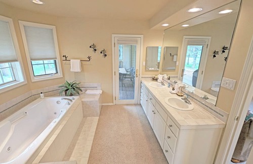 Deer Park House | Charming 3 Bd, 3 Ba, 2 Living spaces, Updated Appliances MUG06