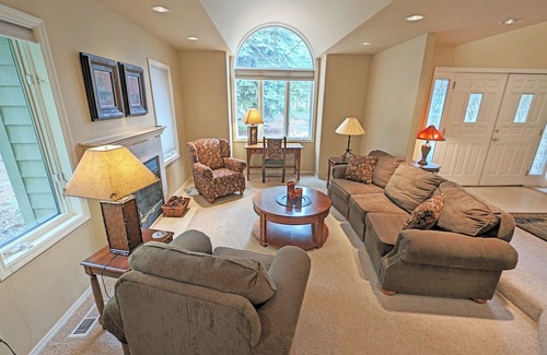 Deer Park House | Charming 3 Bd, 3 Ba, 2 Living spaces, Updated Appliances MUG06