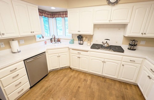 Deer Park House | Charming 3 Bd, 3 Ba, 2 Living spaces, Updated Appliances MUG06