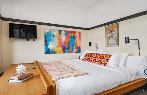 East Liberty Apartment | Kasa | Classic Studio, Quick Drive to Carnegie Mellon | The Maverick