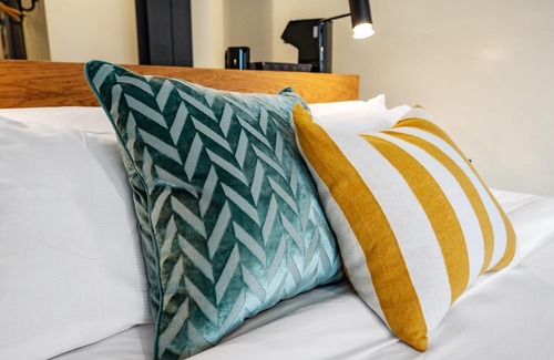 East Liberty Apartment | Kasa | Classic Studio, Quick Drive to Carnegie Mellon | The Maverick