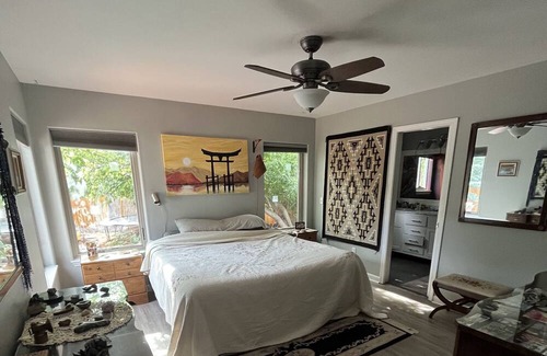Larkspur House | Charming and cozy bend house with hot tub