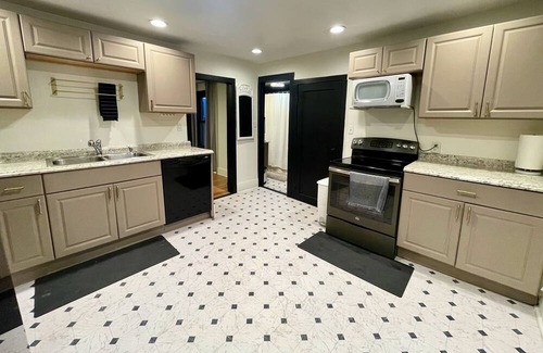 Central - Terry House | Quiet home with large yard for dog lovers and families. Near Downtown Billings!