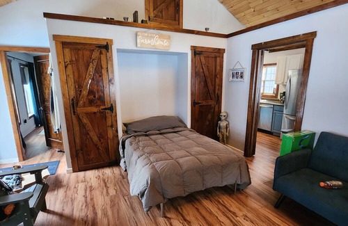 Dolgeville Cabin | COZY cabin in Adirondacks, view of the Millyway . Feel the stress melt away