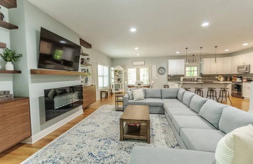 Saluda House | *NEW* Roamin Falls Mountain Getaway!