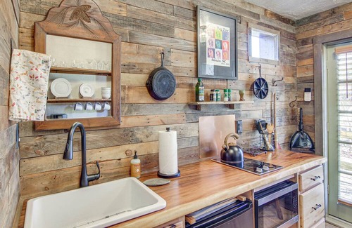 Saluda Apartment | Cozy Downtown Saluda Apartment w/ Deck!