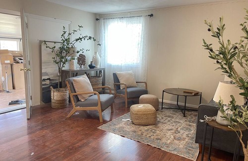 Bonita House | Near Claremont La Verne College near highways 10 57 210 memory foam Queen's bed
