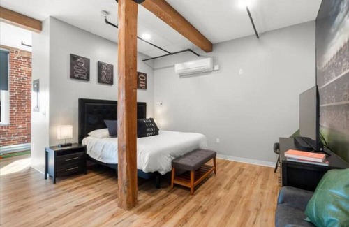 Manchester Apartment | The Press Box - Premium King Bed!